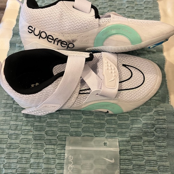 Women’s Nike cleats. Never used. Size 7. - Picture 5 of 9